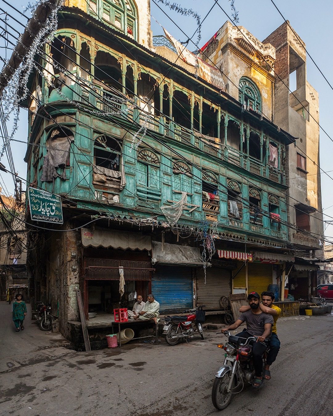 Photograph of a building inside Bhaati Gate, Lahore. This was the source image used to generate and architectural illustration of the facade using new generation of Ai tools.